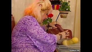 Fat Grannie Likes Sliding fist yawning chasm near an summation of Fucknig